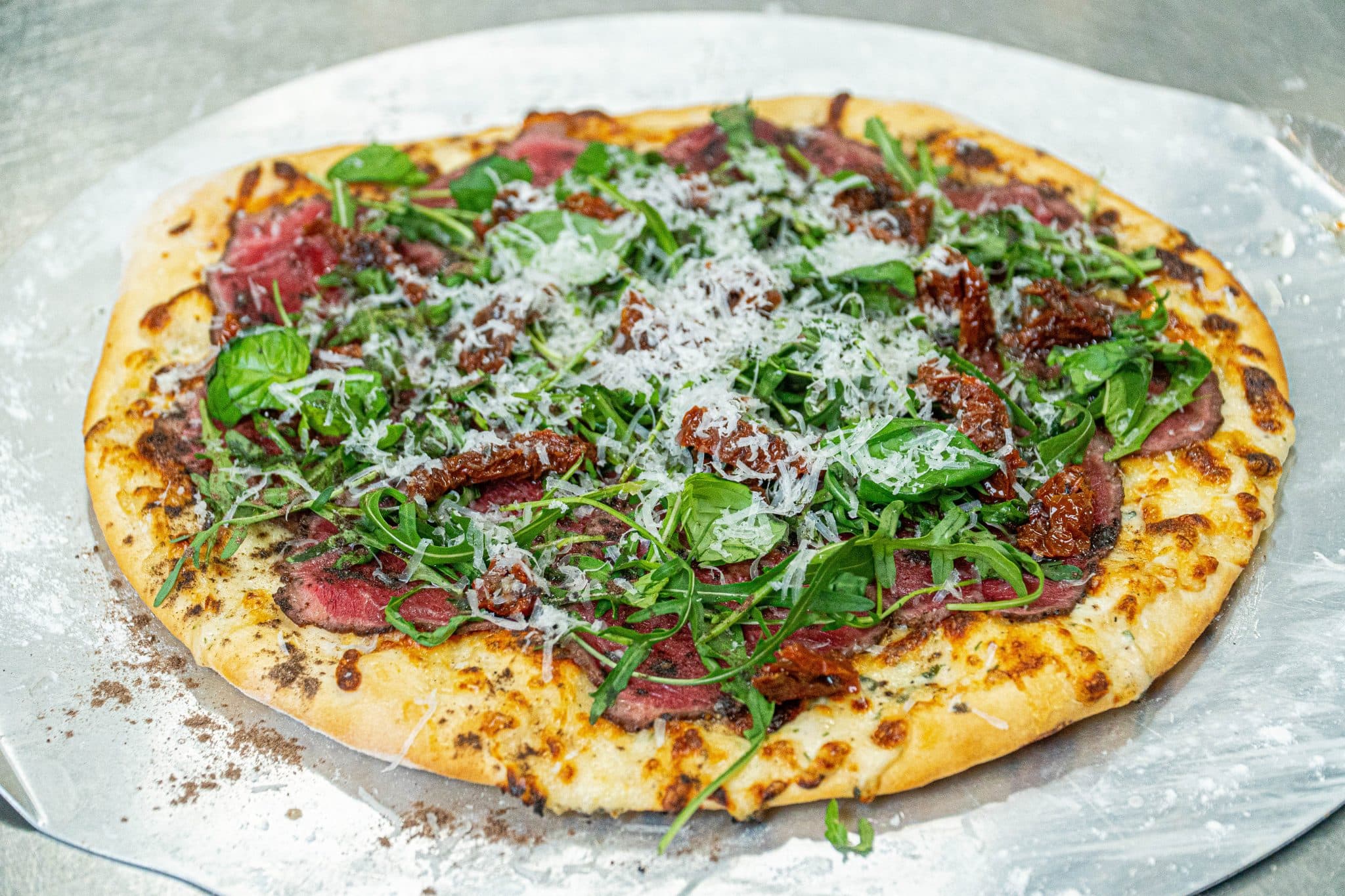 Pizza Carpaccio Büyük Boy (Mozarella + Domates sos + Dana Carpaccio + Roka + Parmesan)