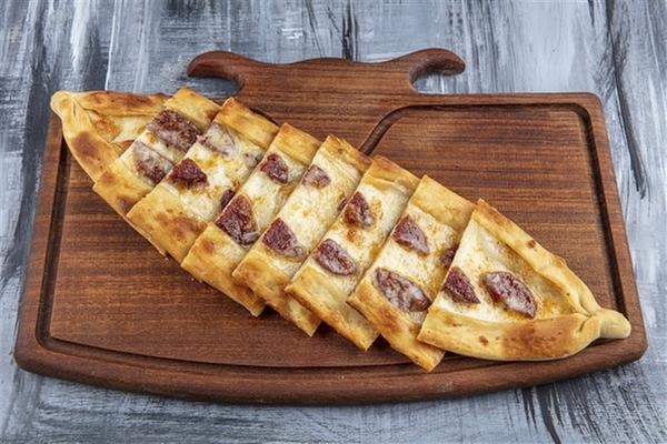 Kaşarlı Sucuklu Pide