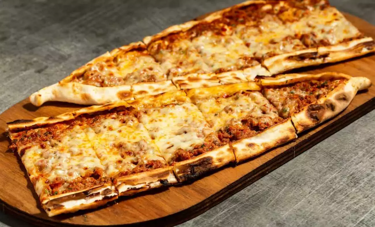 Kıymalı Yumurtalı Pide