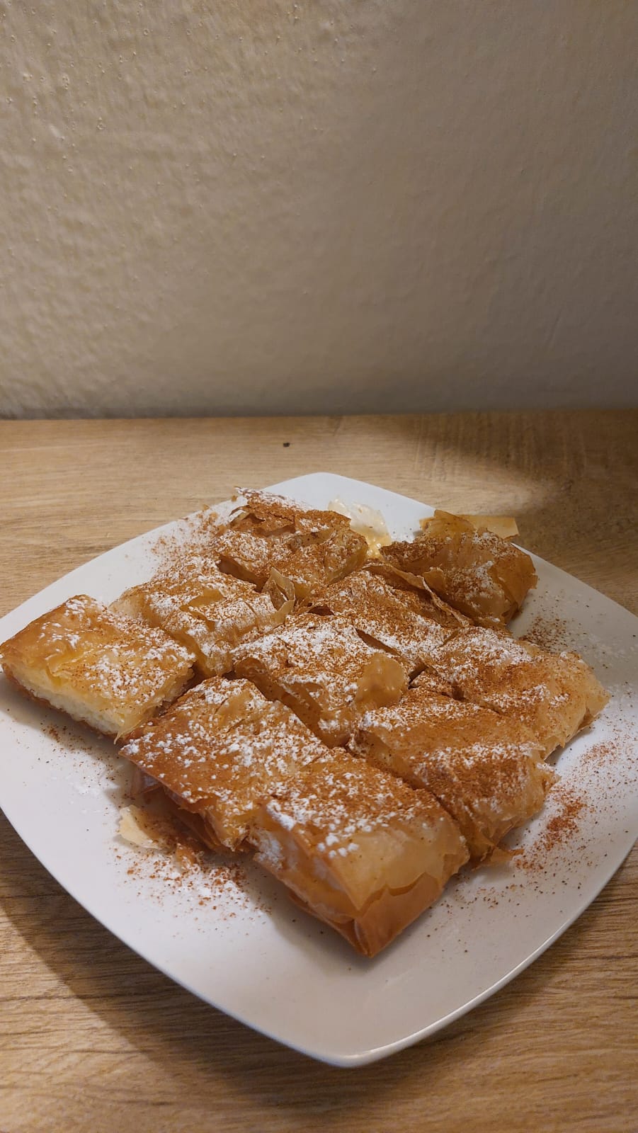 Bougatsa(Vanilyalı Krema + Pudra Şekeri + Tarçın)