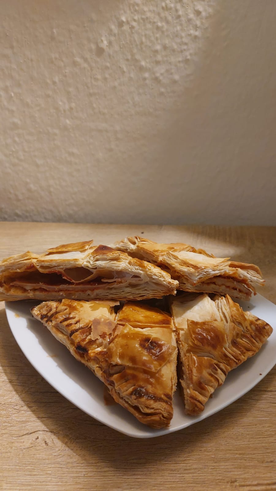 Hindi Fümeli Dilim Kaşarlı ve Salçalı Börek