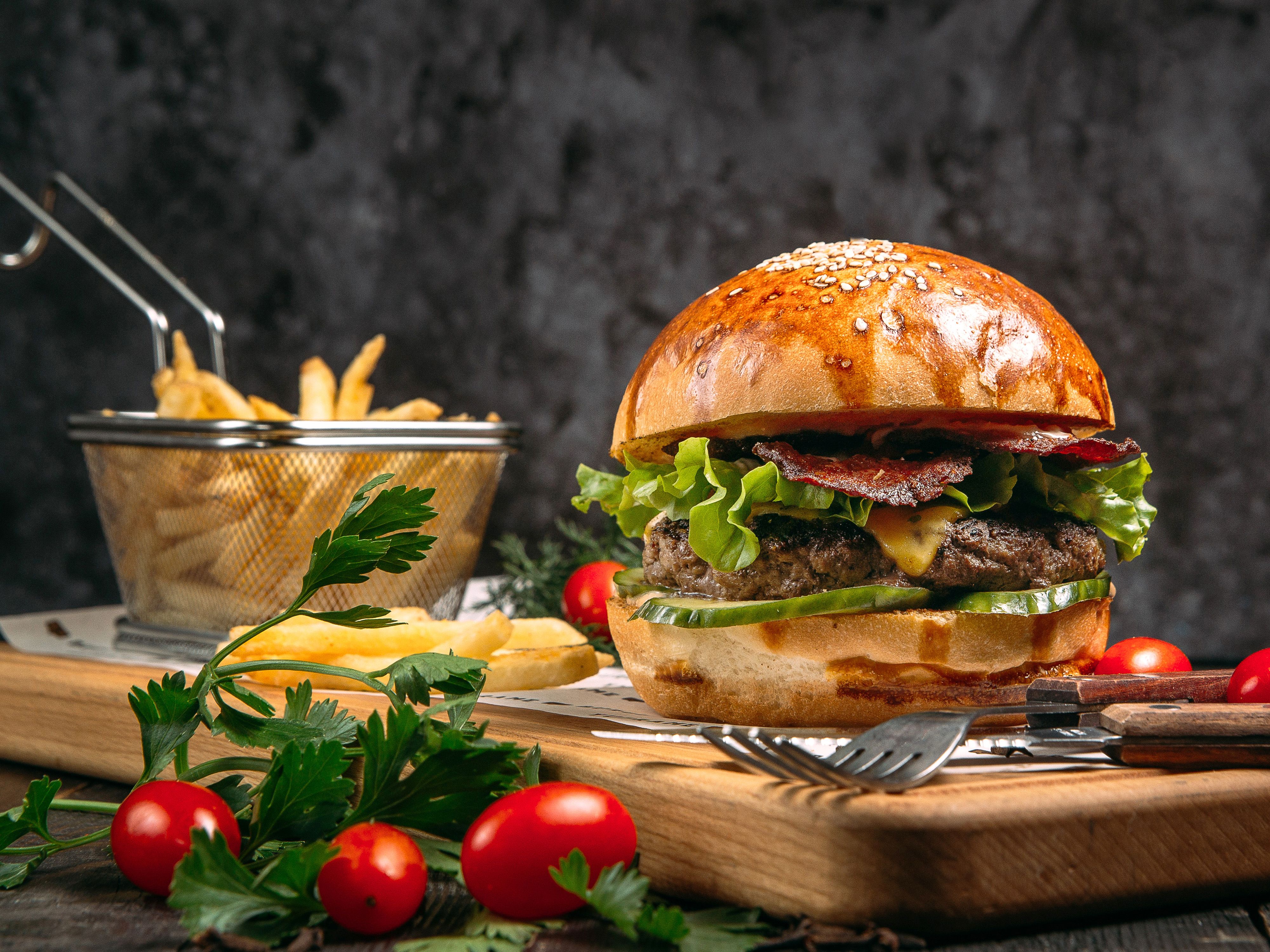 Mono Burger (Dana Köfte + Cheddar + Yeşillik + Turşu sos)