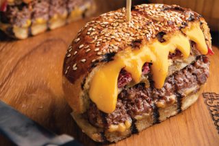 Kapalı Burger (Dana Köfte + Karamelize soğan + Cheddar + Domates + Turşu sos)