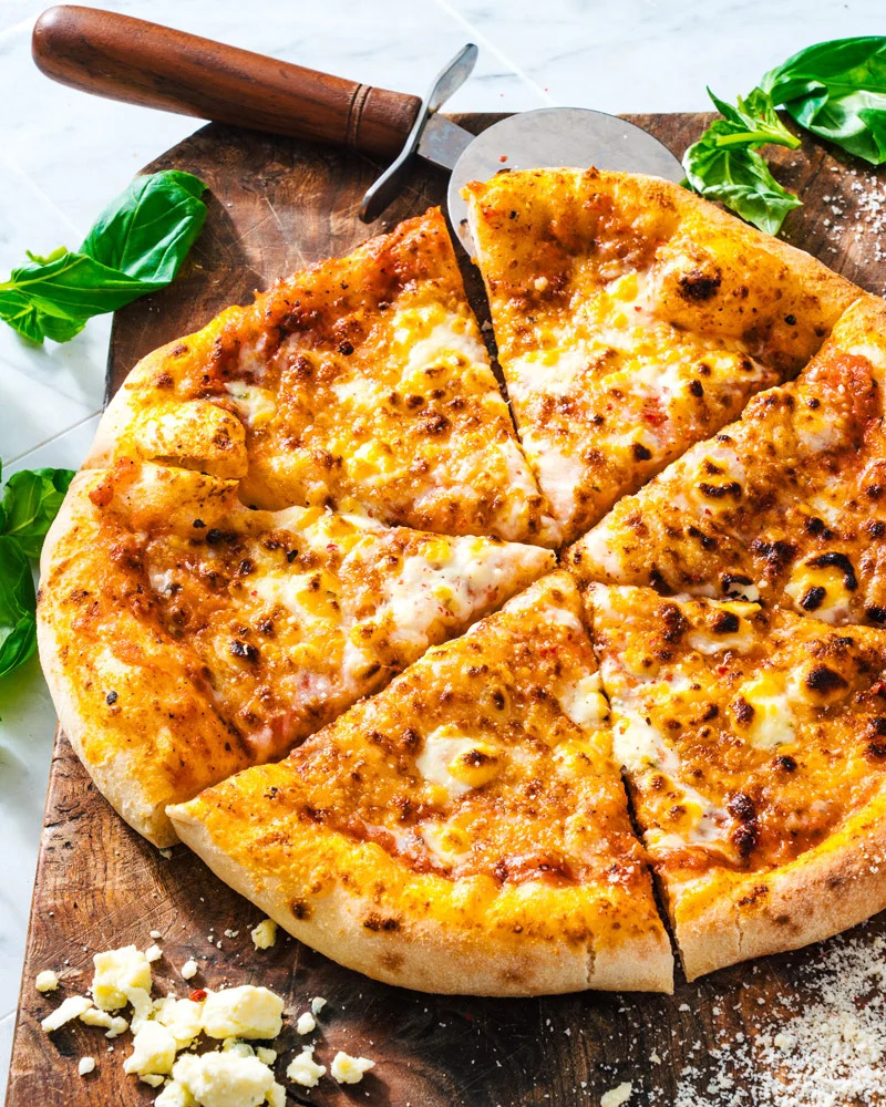 Quattro Formaggi Büyük Boy (Domates sos + Parmesan + Gravyer + Çörekotlu sepet + Cheddar)