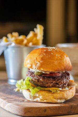 Aglio Burger (Dana Köfte + Karamelize Soğan + Yeşillik + Sarımsak sos)
