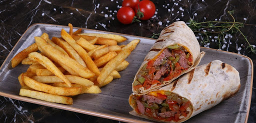 Köfte Dürüm (Patates Kızartması Ve Turşu İle)